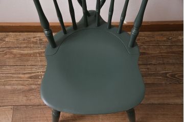 ヴィンテージ家具　当店ペイント　シックなカラーが落ち着きのある空間を演出するダイニングチェア(ウィンザーチェア、椅子、アームレスチェア、ビンテージ、ウインザーチェア)(R-045475)