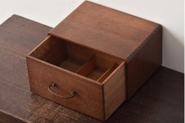 アンティーク家具　昭和レトロ　仕切り付き　シンプルなデザインの小引き出し(小物収納、小物入れ)(R-045477)