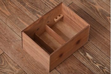 アンティーク家具　昭和レトロ　仕切り付き　シンプルなデザインの小引き出し(小物収納、小物入れ)(R-045477)