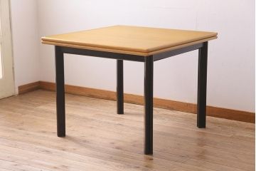 中古　国産　天板拡張式　すっきりとしたデザインのダイニングテーブル(4人掛け、6人掛け、作業台)(R-045497)