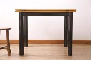 中古　国産　天板拡張式　すっきりとしたデザインのダイニングテーブル(4人掛け、6人掛け、作業台)(R-045497)