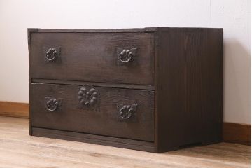 アンティーク家具　伝統民芸家具　岩谷堂箪笥　江戸期　前面栗材　古い質感と金具が風格を漂わせる時代物の岩谷堂箪笥(引き出し、衣装タンス、チェスト、ローボード)(R-045498)