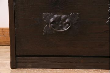 アンティーク家具　伝統民芸家具　岩谷堂箪笥　江戸期　前面栗材　古い質感と金具が風格を漂わせる時代物の岩谷堂箪笥(引き出し、衣装タンス、チェスト、ローボード)(R-045498)