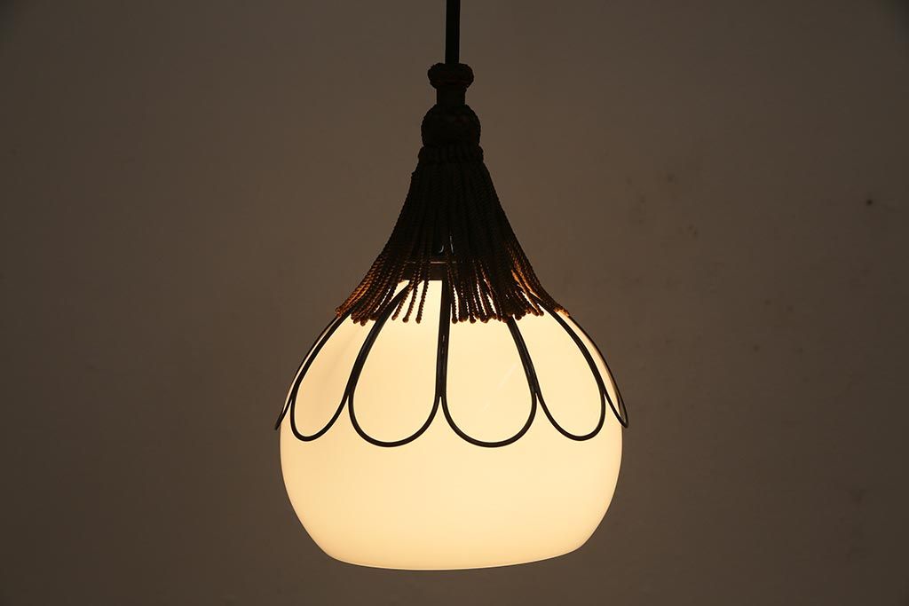 アンティーク照明　和製アンティーク　昭和初期　タッセル(飾り房)付き　丸い形が愛らしい吊り下げ照明(ペンダントライト、天井照明、電笠、シェード)(R-045509)