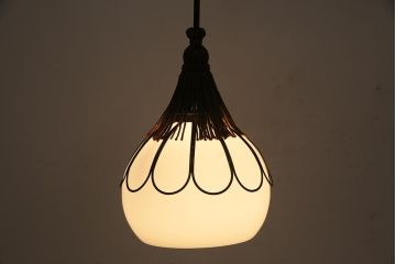 アンティーク照明　和製アンティーク　昭和初期　タッセル(飾り房)付き　丸い形が愛らしい吊り下げ照明(ペンダントライト、天井照明、電笠、シェード)(R-045509)