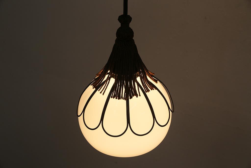 アンティーク照明　和製アンティーク　昭和初期　タッセル(飾り房)付き　丸い形が愛らしい吊り下げ照明(ペンダントライト、天井照明、電笠、シェード)(R-045509)