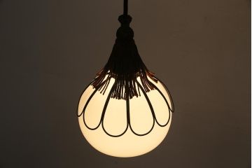 アンティーク照明　和製アンティーク　昭和初期　タッセル(飾り房)付き　丸い形が愛らしい吊り下げ照明(ペンダントライト、天井照明、電笠、シェード)(R-045509)