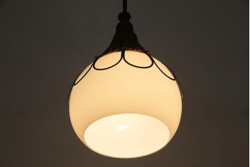 アンティーク照明　和製アンティーク　昭和初期　タッセル(飾り房)付き　丸い形が愛らしい吊り下げ照明(ペンダントライト、天井照明、電笠、シェード)(R-045509)