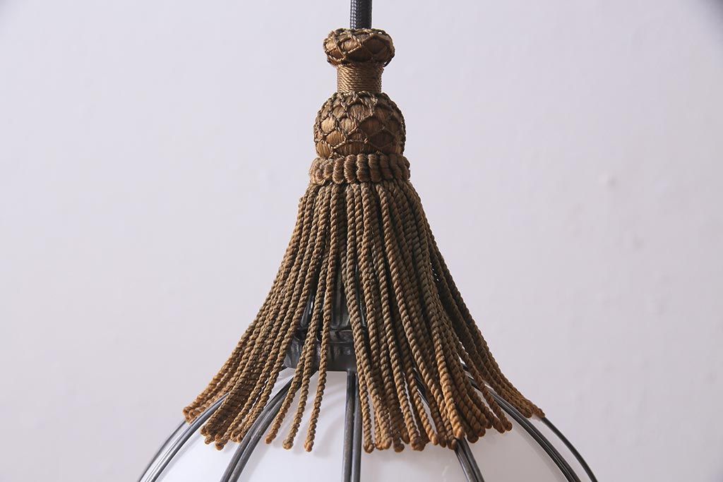 アンティーク照明　和製アンティーク　昭和初期　タッセル(飾り房)付き　丸い形が愛らしい吊り下げ照明(ペンダントライト、天井照明、電笠、シェード)(R-045509)