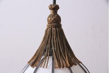 アンティーク照明　和製アンティーク　昭和初期　タッセル(飾り房)付き　丸い形が愛らしい吊り下げ照明(ペンダントライト、天井照明、電笠、シェード)(R-045509)