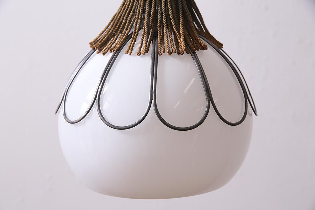 アンティーク照明　和製アンティーク　昭和初期　タッセル(飾り房)付き　丸い形が愛らしい吊り下げ照明(ペンダントライト、天井照明、電笠、シェード)(R-045509)