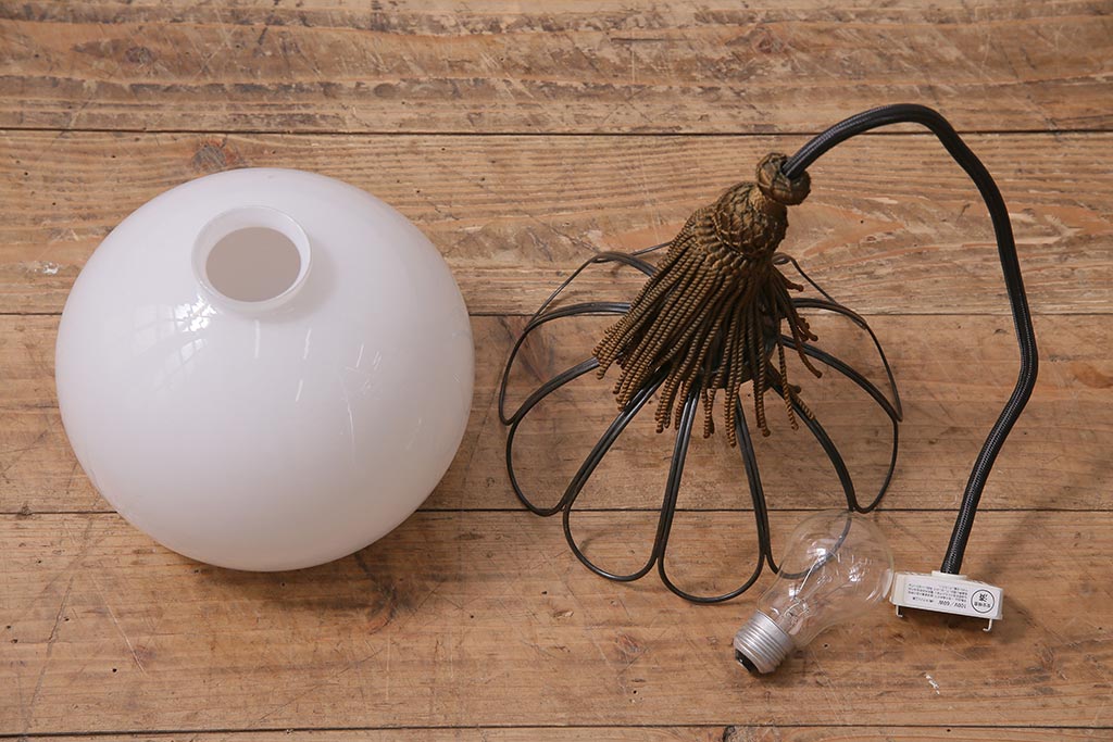 アンティーク照明　和製アンティーク　昭和初期　タッセル(飾り房)付き　丸い形が愛らしい吊り下げ照明(ペンダントライト、天井照明、電笠、シェード)(R-045509)