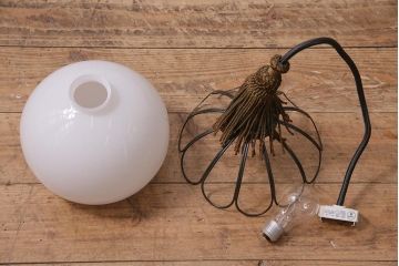 アンティーク照明　和製アンティーク　昭和初期　タッセル(飾り房)付き　丸い形が愛らしい吊り下げ照明(ペンダントライト、天井照明、電笠、シェード)(R-045509)