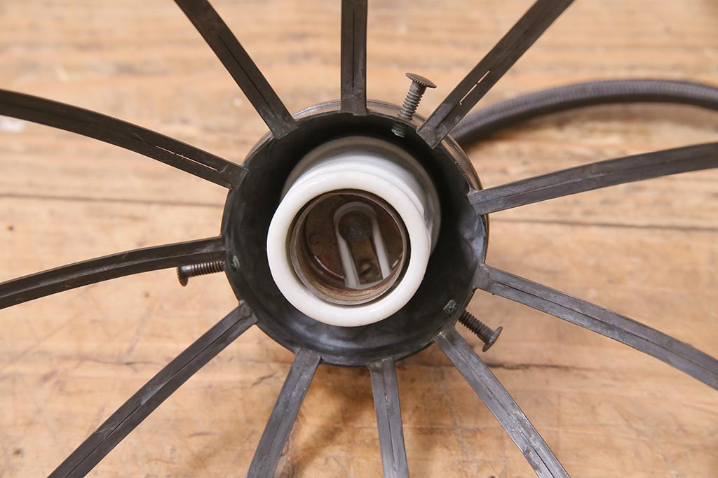 アンティーク照明　和製アンティーク　昭和初期　タッセル(飾り房)付き　丸い形が愛らしい吊り下げ照明(ペンダントライト、天井照明、電笠、シェード)(R-045509)