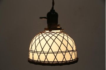 レトロ照明　昭和初期　和の味わい溢れる竹編みのシェードのペンダントライト(電笠、天井照明)(R-045513)