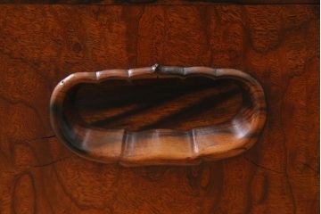 アンティーク雑貨　昭和初期　ケヤキ材・縁黒柿材　和の高級感漂う長火鉢(木製火鉢)(R-045515)