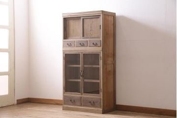 アンティーク家具　昭和初期　ストリップド(剥離)　すっきりとした佇まいのレトロなガラス戸棚(収納棚、食器棚、キャビネット)(R-045532)