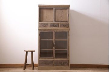 アンティーク家具　昭和初期　ストリップド(剥離)　すっきりとした佇まいのレトロなガラス戸棚(収納棚、食器棚、キャビネット)(R-045532)