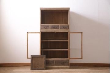 アンティーク家具　昭和初期　ストリップド(剥離)　すっきりとした佇まいのレトロなガラス戸棚(収納棚、食器棚、キャビネット)(R-045532)