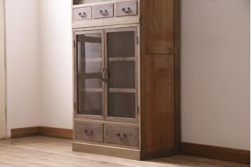 アンティーク家具　昭和初期　ストリップド(剥離)　すっきりとした佇まいのレトロなガラス戸棚(収納棚、食器棚、キャビネット)(R-045532)