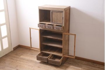 アンティーク家具　昭和初期　ストリップド(剥離)　すっきりとした佇まいのレトロなガラス戸棚(収納棚、食器棚、キャビネット)(R-045532)