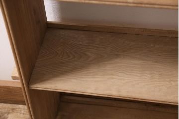 アンティーク家具　昭和初期　ストリップド(剥離)　栓材　楔式　透かしがおしゃれな本棚(飾り棚、シェルフ)(R-045558)