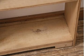 アンティーク家具　昭和初期　ストリップド(剥離)　栓材　楔式　透かしがおしゃれな本棚(飾り棚、シェルフ)(R-045558)