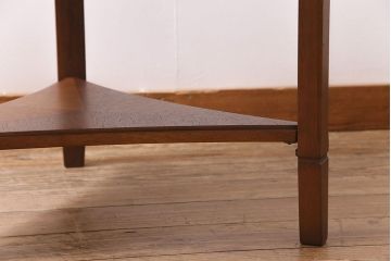 和製ビンテージ　オールドマルニ　maruni(マルニ木工)　棚付き　三角形の棚がお洒落なコーヒーテーブル(サイドテーブル、ラウンドテーブル)(R-045566)
