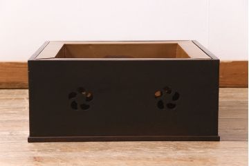 アンティーク雑貨　昭和中期　桑材　透かし彫り入りの小さな角火鉢(木製火鉢、箱火鉢)(R-045567)