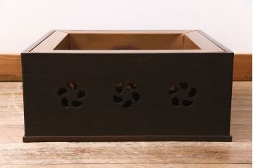 アンティーク雑貨　昭和中期　桑材　透かし彫り入りの小さな角火鉢(木製火鉢、箱火鉢)(R-045567)