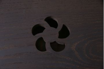 アンティーク雑貨　昭和中期　桑材　透かし彫り入りの小さな角火鉢(木製火鉢、箱火鉢)(R-045567)