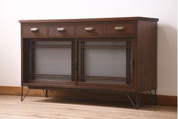 ラフジュ工房オリジナル　昭和初期　古建具リメイク　すりガラス　引き出し付き　レトロな雰囲気の鉄脚付リビングボード(収納棚、戸棚、テレビ台、キャビネット)(R-045581)