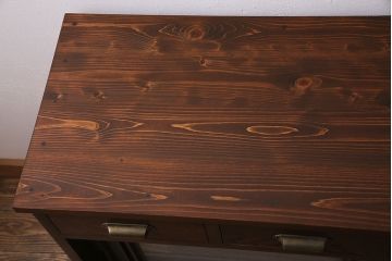 ラフジュ工房オリジナル　昭和初期　古建具リメイク　すりガラス　引き出し付き　レトロな雰囲気の鉄脚付リビングボード(収納棚、戸棚、テレビ台、キャビネット)(R-045581)