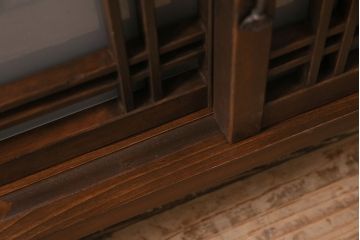 ラフジュ工房オリジナル　昭和初期　古建具リメイク　すりガラス　引き出し付き　レトロな雰囲気の鉄脚付リビングボード(収納棚、戸棚、テレビ台、キャビネット)(R-045581)