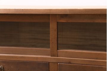 アンティーク家具　昭和初期　ストリップド(剥離)　朴の木　使い込まれた風合いが味のあるローボード(戸棚、収納棚)(R-045584)