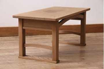アンティーク家具　昭和初期　ストリップド(剥離)　総ケヤキ材　アーチのデザインが目を引く花台(ローテーブル、豆ちゃぶ台)(R-045624)
