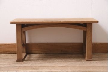 アンティーク家具　昭和初期　ストリップド(剥離)　総ケヤキ材　アーチのデザインが目を引く花台(ローテーブル、豆ちゃぶ台)(R-045624)