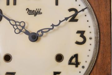 アンティーク時計　昭和レトロ　Meiji(明治時計社)　電池式　意匠が細かいシックな掛け時計(柱時計)(R-045633)