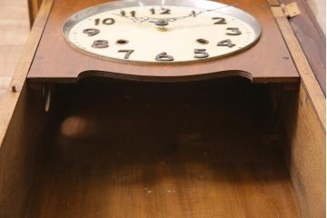 アンティーク時計　昭和レトロ　Meiji(明治時計社)　電池式　意匠が細かいシックな掛け時計(柱時計)(R-045633)