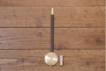 アンティーク時計　昭和レトロ　Meiji(明治時計社)　電池式　意匠が細かいシックな掛け時計(柱時計)(R-045633)