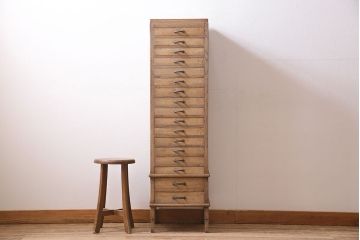 アンティーク家具　昭和初期　ナラ材　引き出し17杯・仕切り板付き　味わい深い木味が魅力の縦長チェスト(サイドチェスト、引き出し)(R-045641)