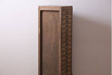 アンティーク家具　昭和初期　ナラ材　引き出し17杯・仕切り板付き　味わい深い木味が魅力の縦長チェスト(サイドチェスト、引き出し)(R-045641)