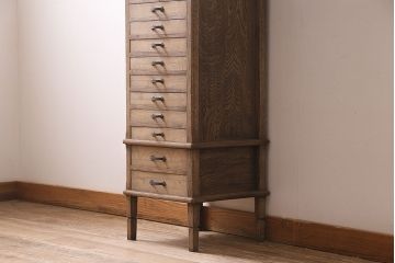 アンティーク家具　昭和初期　ナラ材　引き出し17杯・仕切り板付き　味わい深い木味が魅力の縦長チェスト(サイドチェスト、引き出し)(R-045641)