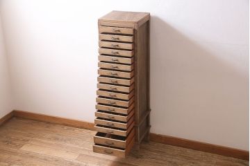 アンティーク家具　昭和初期　ナラ材　引き出し17杯・仕切り板付き　味わい深い木味が魅力の縦長チェスト(サイドチェスト、引き出し)(R-045641)