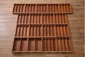 アンティーク家具　昭和初期　ナラ材　引き出し17杯・仕切り板付き　味わい深い木味が魅力の縦長チェスト(サイドチェスト、引き出し)(R-045641)