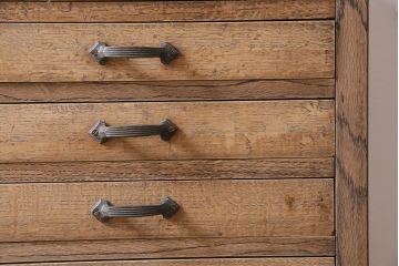 アンティーク家具　昭和初期　ナラ材　引き出し17杯・仕切り板付き　味わい深い木味が魅力の縦長チェスト(サイドチェスト、引き出し)(R-045641)