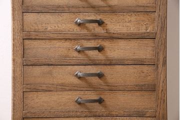 アンティーク家具　昭和初期　ナラ材　引き出し17杯・仕切り板付き　味わい深い木味が魅力の縦長チェスト(サイドチェスト、引き出し)(R-045641)