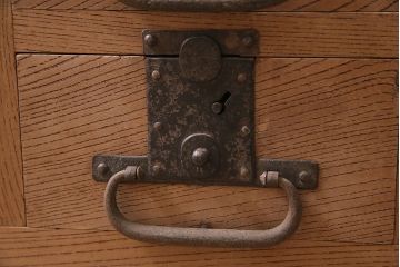 アンティーク家具　明治期　ストリップド(剥離)　前面ケヤキ材　力強い杢目が楽しめる収納箪笥(収納棚、帳場箪笥)(R-045642)