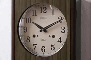 アンティーク時計　昭和中期　SEIKO(セイコー)　ゼンマイ式　カレンダー付き　30DAY　渋い色合いの掛け時計(柱時計、振り子時計)(R-045649)