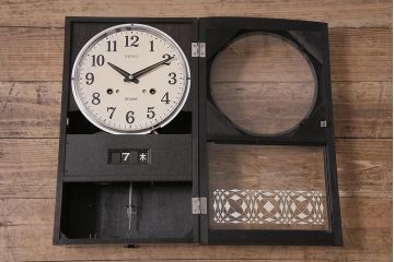 アンティーク時計　昭和中期　SEIKO(セイコー)　ゼンマイ式　カレンダー付き　30DAY　渋い色合いの掛け時計(柱時計、振り子時計)(R-045649)